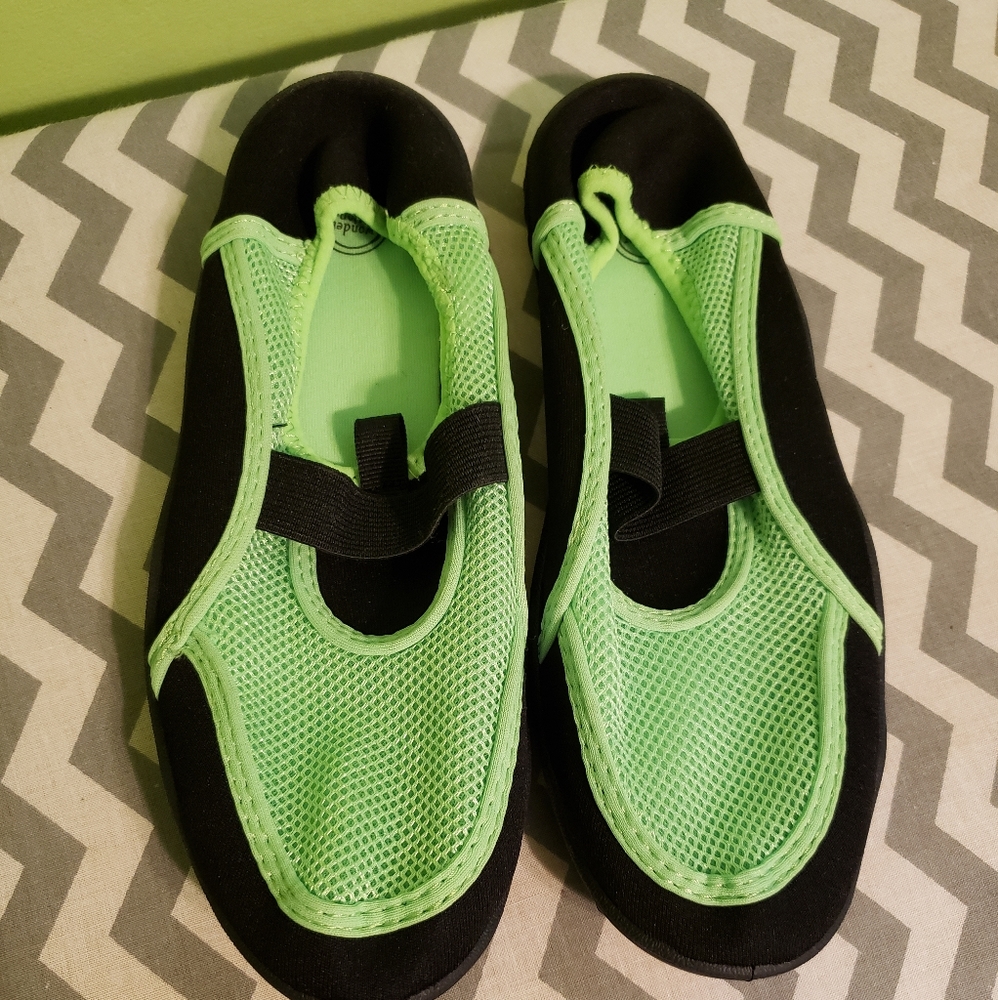 Girl's water shoes